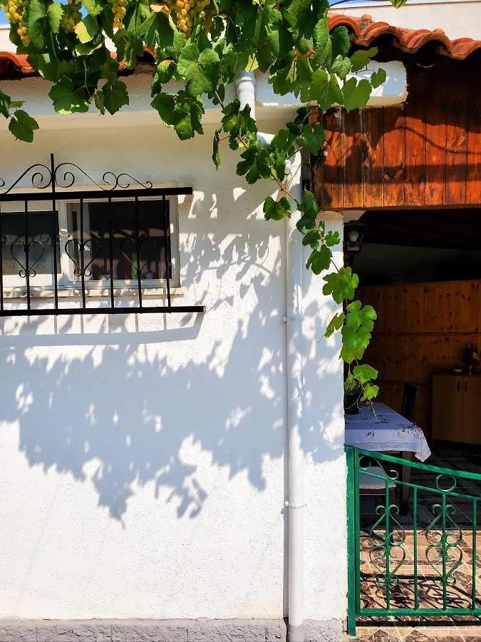Villa Unique Traditional House, Hosted By J&G Tiran